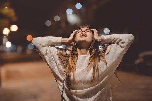 激しく怒る女性