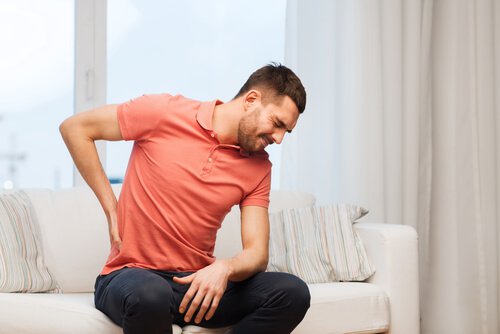 腰を抑える男性