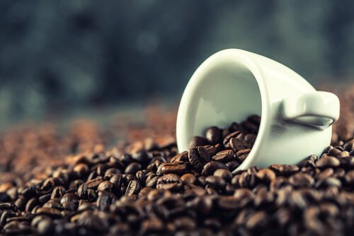 コーヒーカップとコーヒー豆