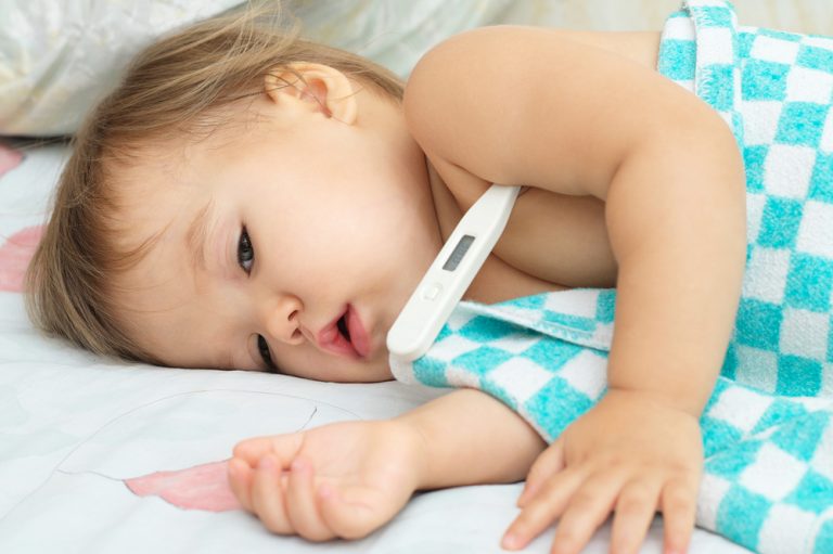熱をはかる幼児
