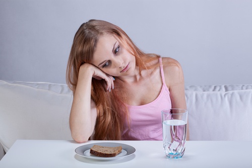 食欲不振の女性