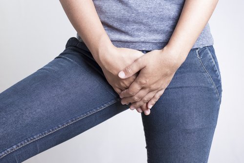 下腹部を抑える女性
