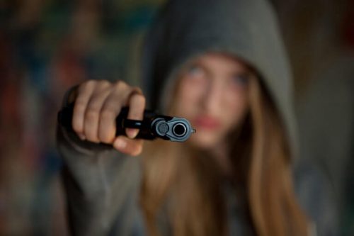 銃を持つ女性