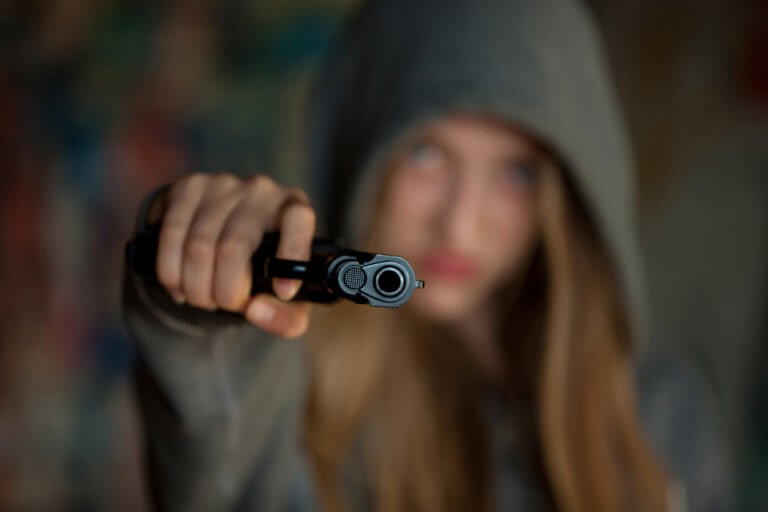 銃を持つ女性