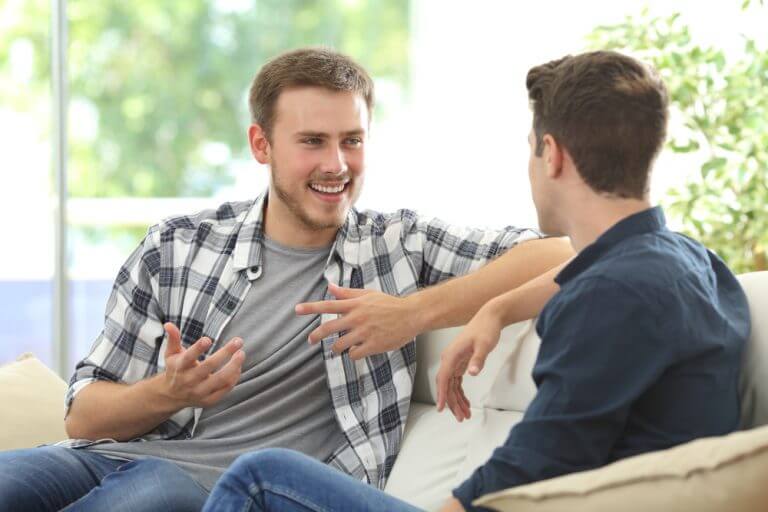 会話をする男性