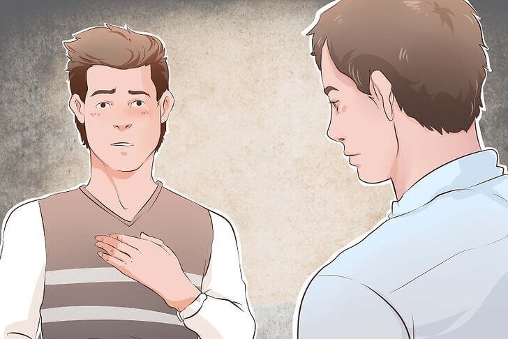 批判される男性