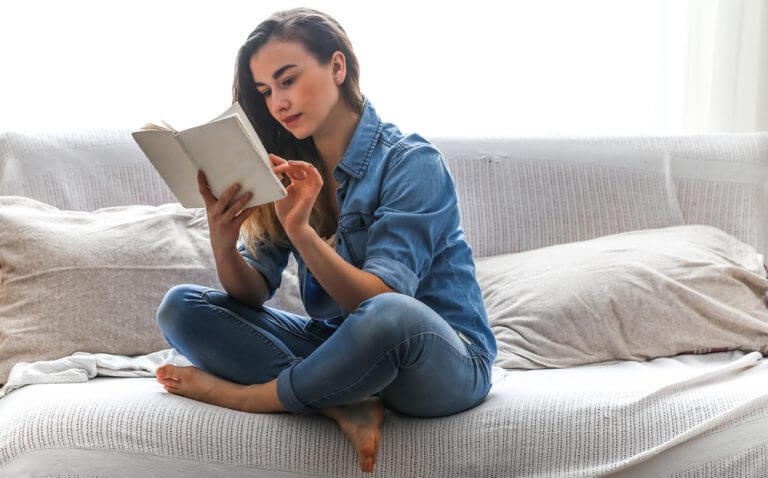 ベッドで本を読む女性