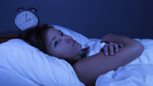 ベッドで眠れない女性