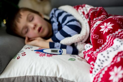 体温計をそばに眠る男の子