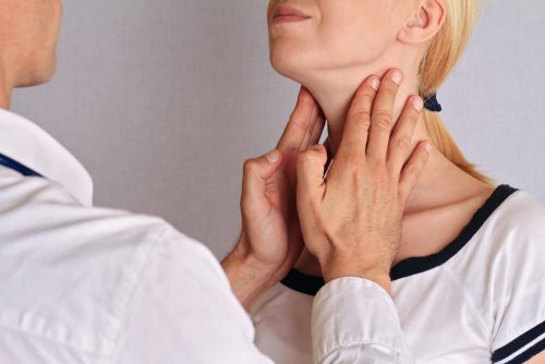甲状腺機能低下症を改善：喉のマッサージ