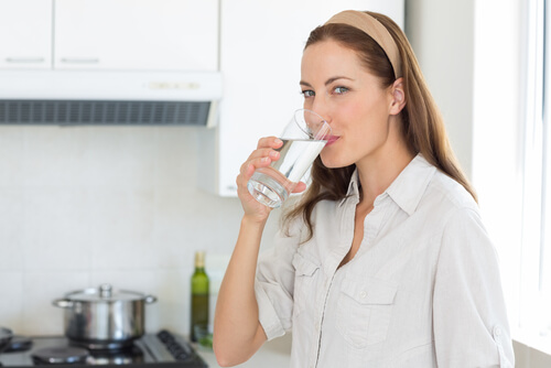 水を飲む女性