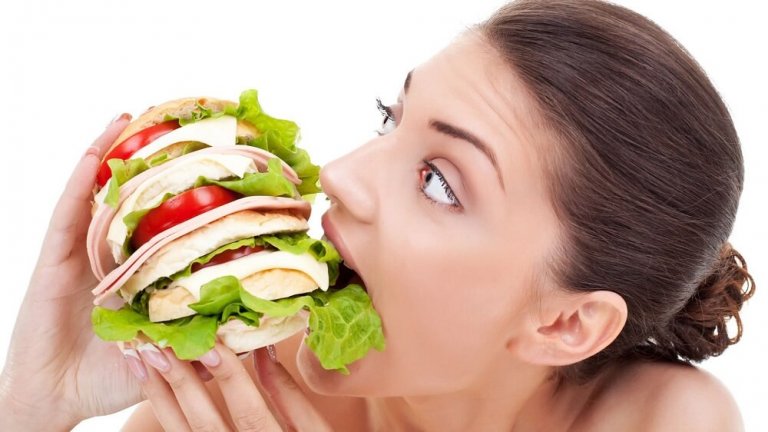 サンドイッチを食べる女性