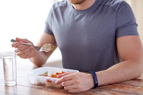 お弁当を食べる男性