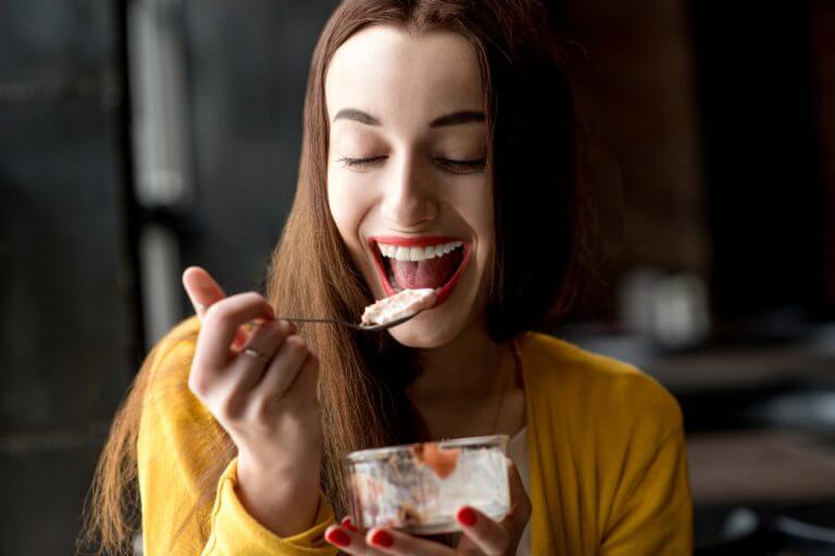 デザートを食べる女性