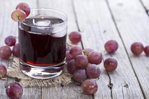 貧血 の症状を改善するブドウとパセリのジュース