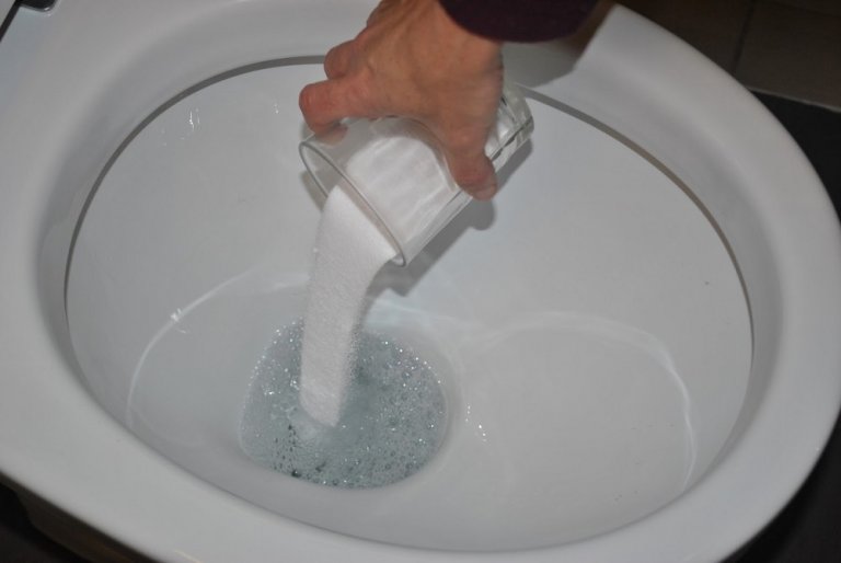 重曹を便器に入れる