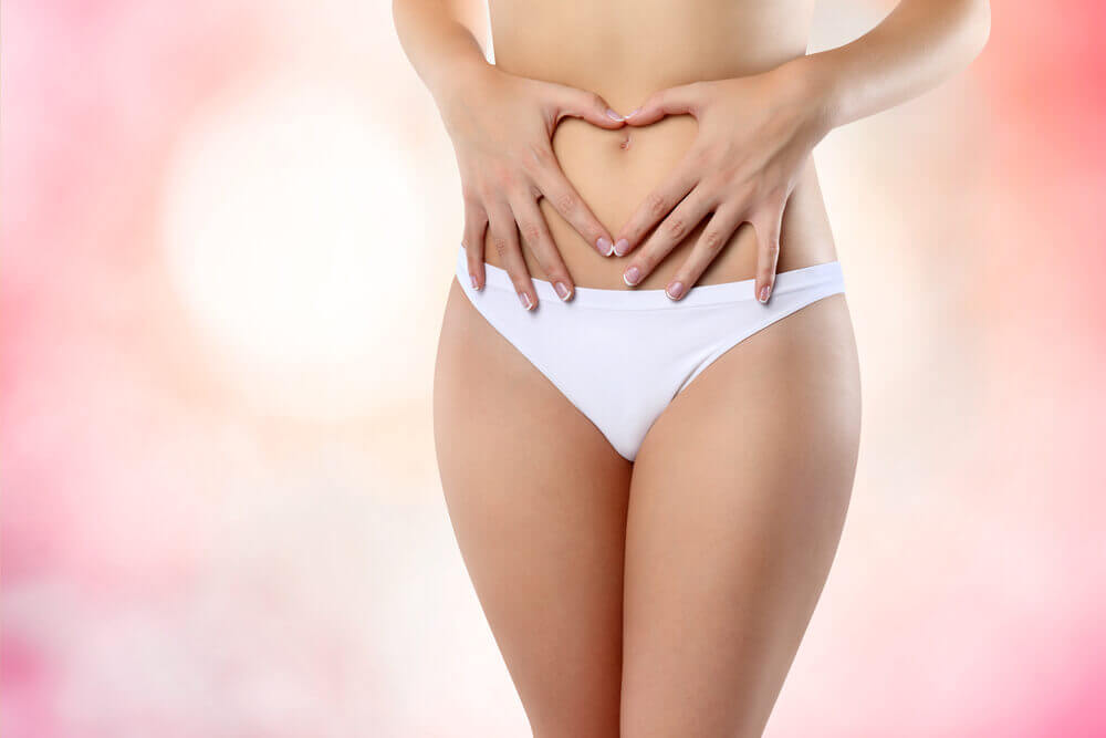 お腹に手を当てる女性