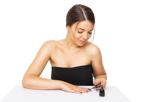 マニキュアを塗る人