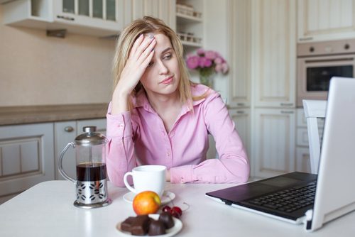 コーヒーを前にした眠そうな女性