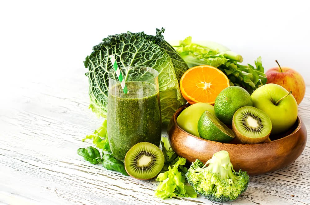 緑の野菜とフルーツ