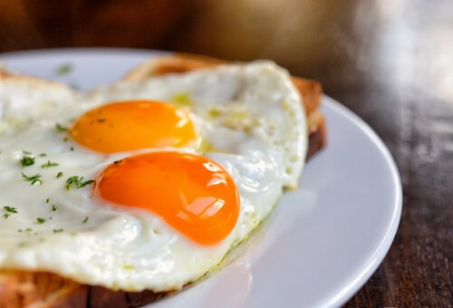 揚げ物を食べる