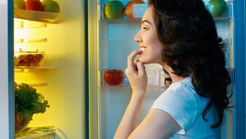 お菓子を食べる