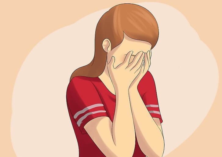 両手で顔を覆う女性