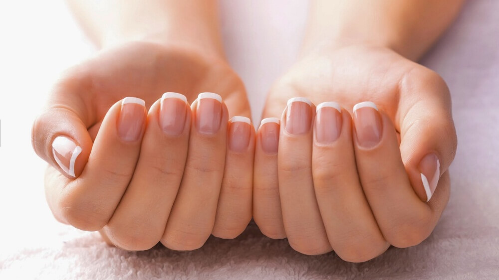 女性の手の爪