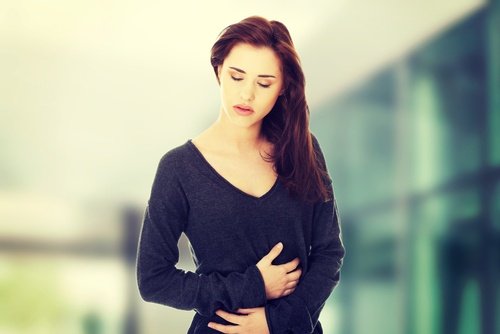 お腹をおさえる女性