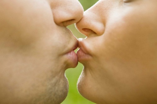 キスする男女