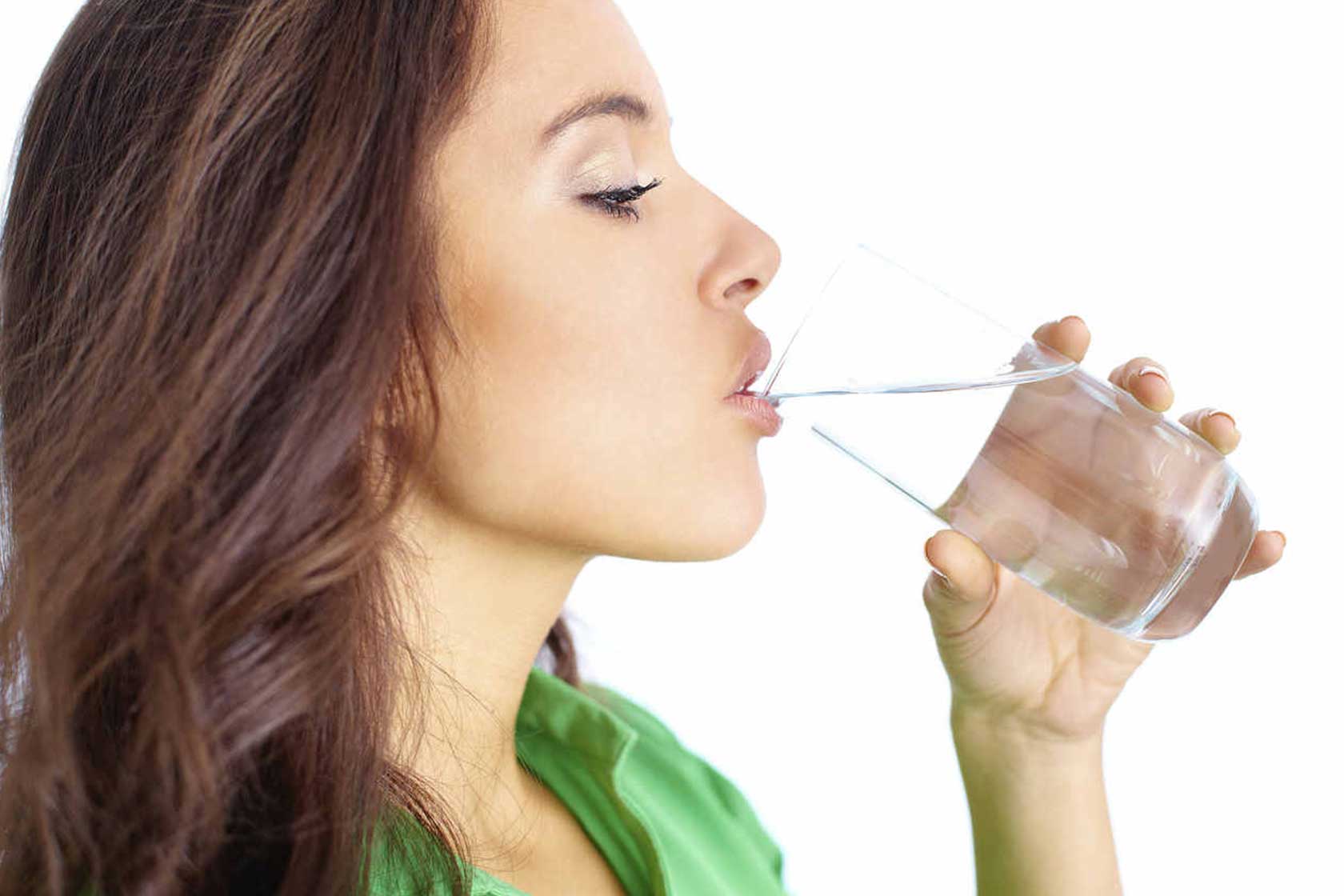 水を飲む女性