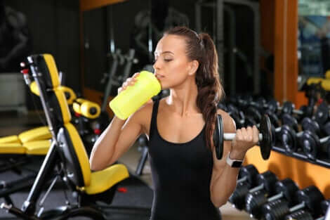 プロテインを飲む女性