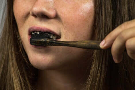 活性炭で歯磨きする女性