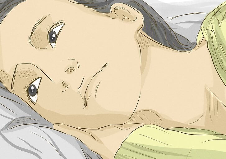 横になり考える女性