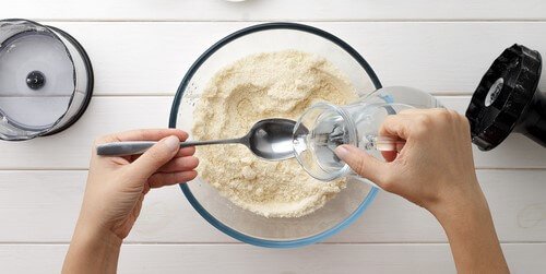 パウダーに水を加える