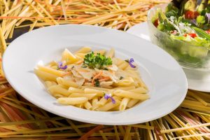 クリームやチーズを使わずにクリームパスタを作る方法