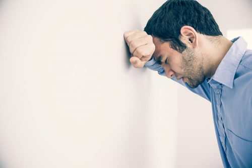 落ち込んでいる男性