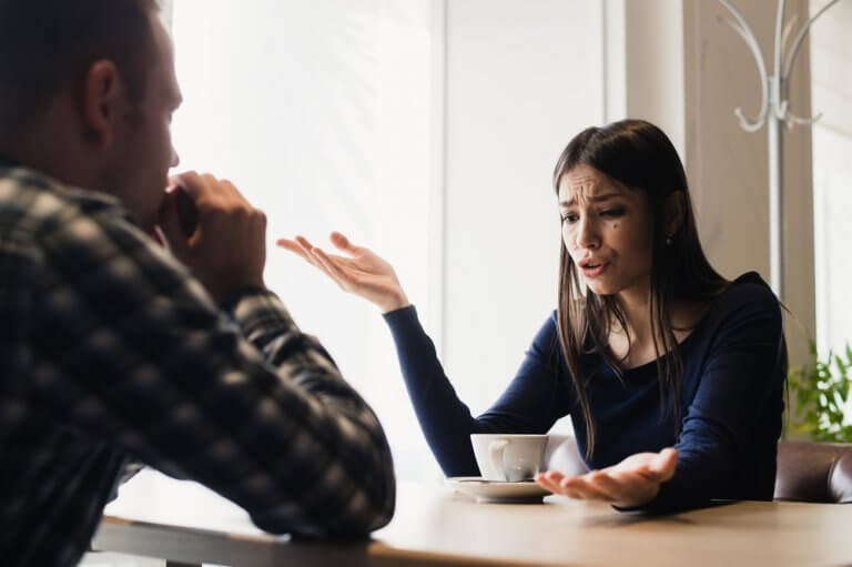 悲しそうに話をする女性と話を聞く男性