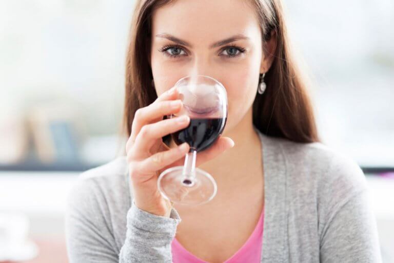 赤ワインを飲む人