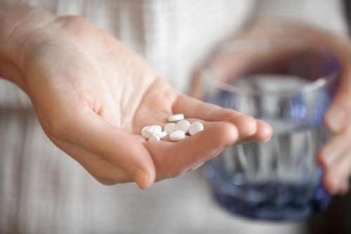 錠剤を手にした人