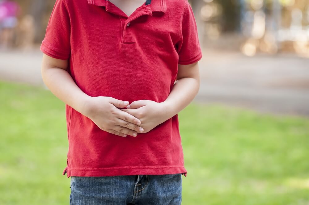 お腹を抑える子供