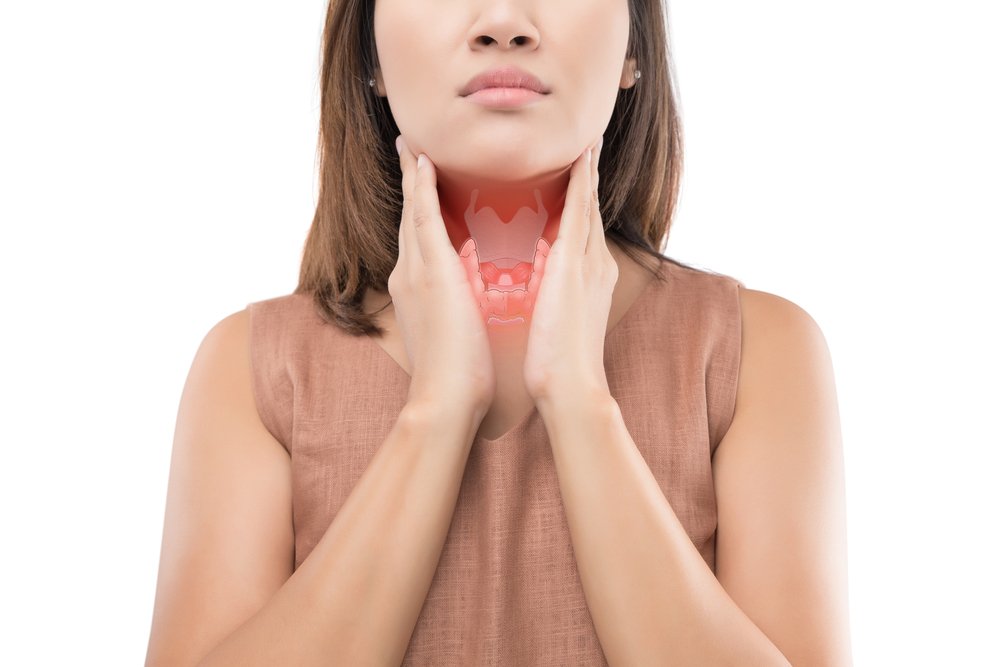 甲状腺を触る女性