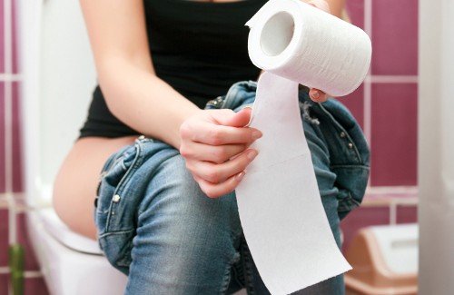 トイレに座っている女性