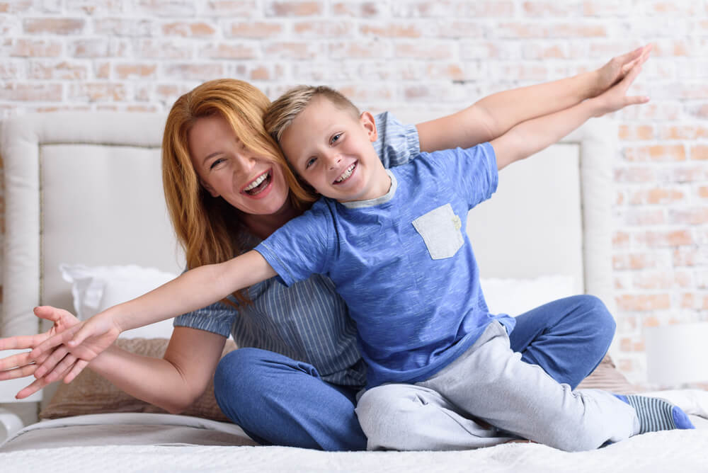 両手を広げる母と男児