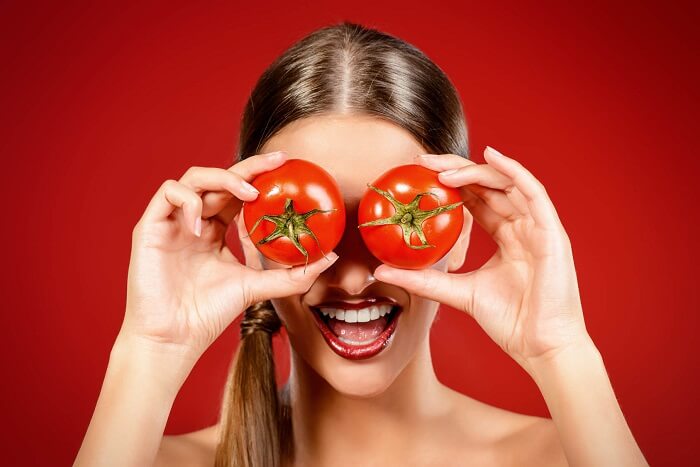 トマトを持っている女性
