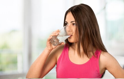 水を飲む女性