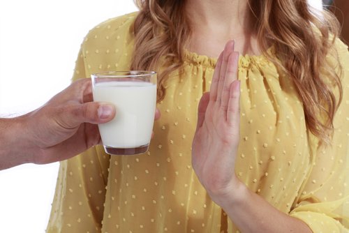 牛乳を断る女性