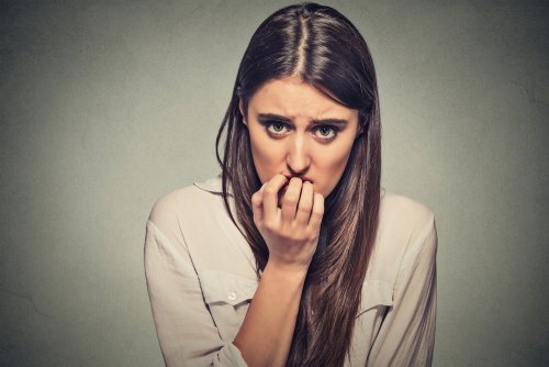 爪をかむ女性
