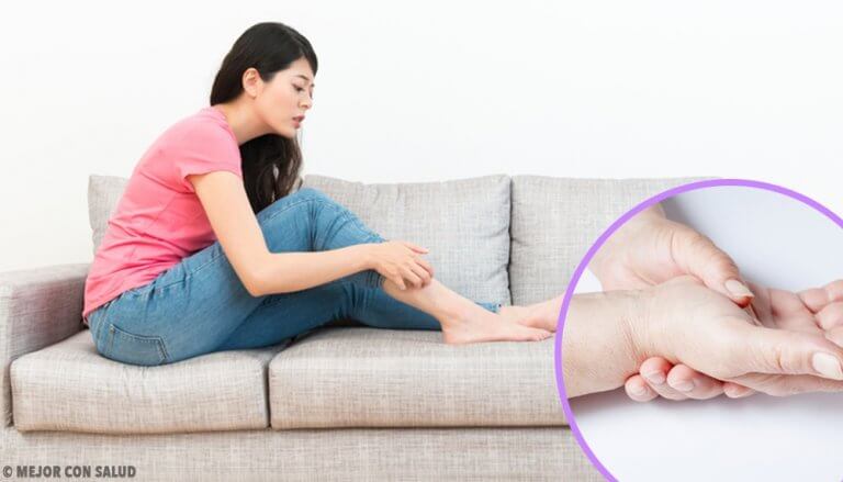 カウチに座る女性