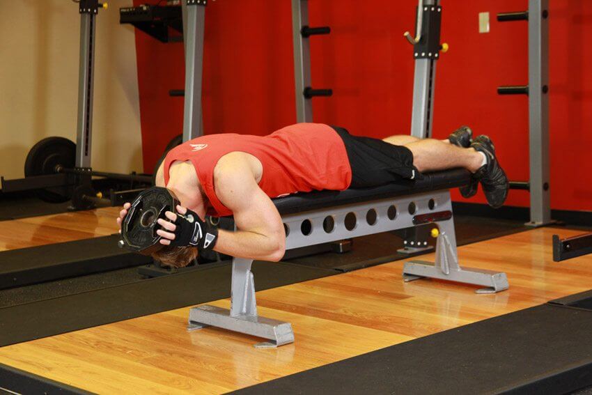 ベンチエクササイズをする人